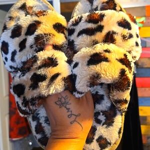 Animal Print Women's Slippers Size 42-43   ✨️ ⭐️ PRE LOVED ⭐️✨️